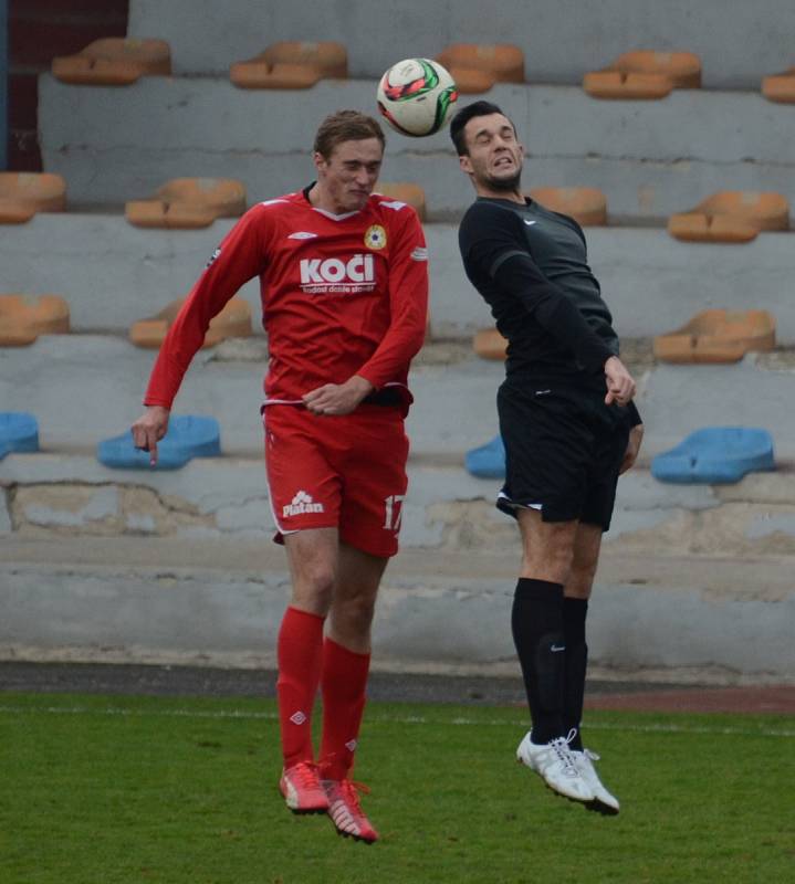 BÉČKO PÍSKU PORAZILO OLEŠNÍK. Ve vloženém kole krajského přeboru Písečtí doma svého soupeře přehráli v poměru 2:1. Na snímku jsou zleva písecký Zborník a Dudek z Olešníku.