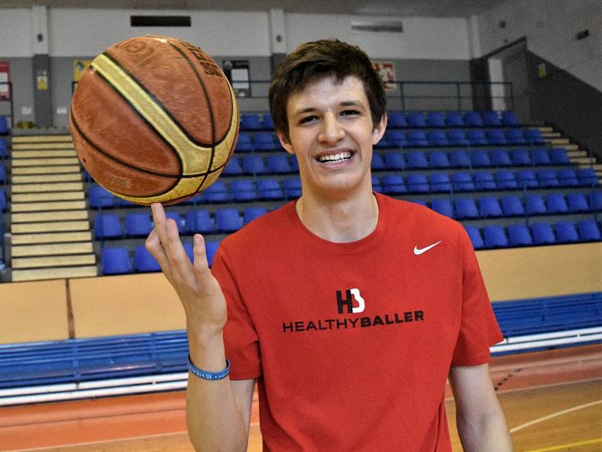 basketbalista Vít Krejčí ve strakonické sportovní hale.