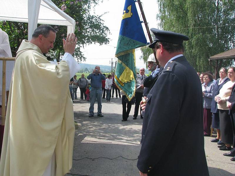 Prapor a znak posvětil představený Milevského kláštera N. F. Vehovský. 