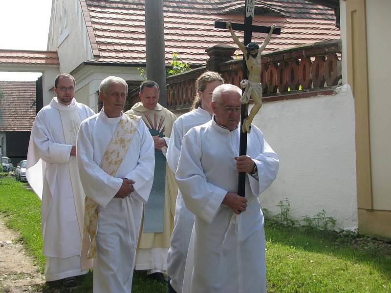 Prapor a znak posvětil představený Milevského kláštera N. F. Vehovský (uprostřed). 