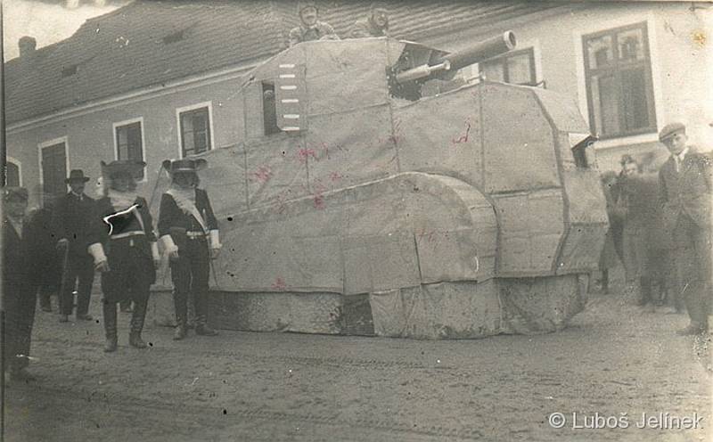 Rok 1936. Foto Luboše Jelínka, archiv spolku Milevské maškary