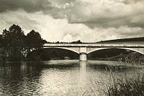   Břehy řeky Otavy spojuje Zátavský most od roku 1927. Snímek je z roku 1935.