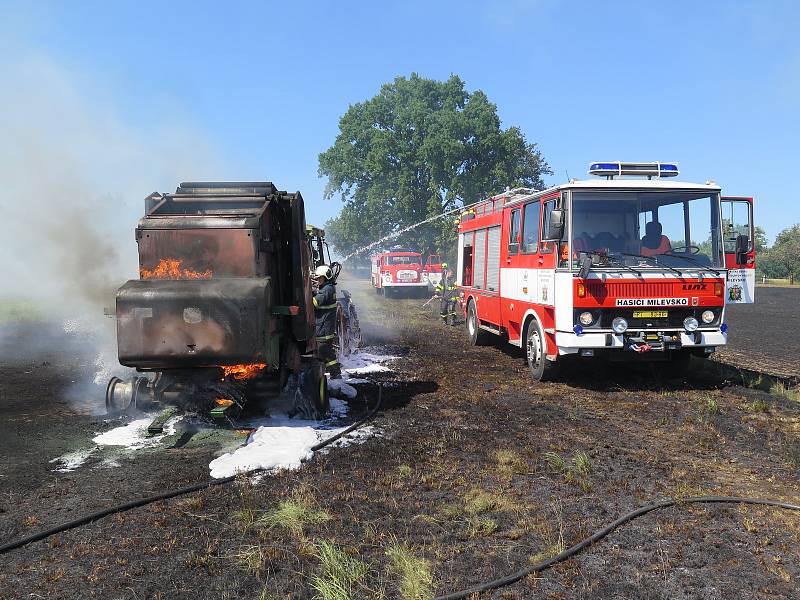 Na poli hořel traktor a lis na slámu.