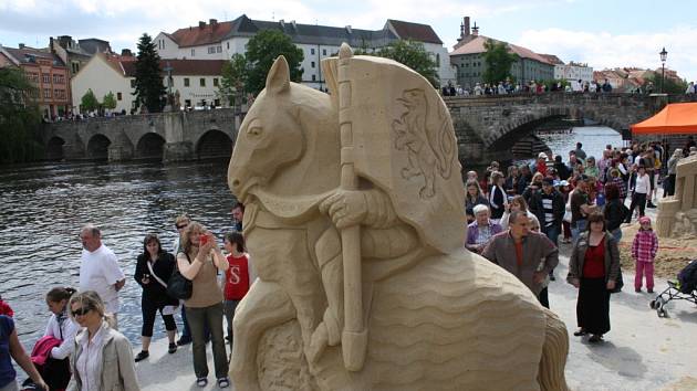 Součástí Cipískoviště byla i letos soutěž Robotem rovně aneb Autíčka v parku. Sochy z písku představují historické postavy.