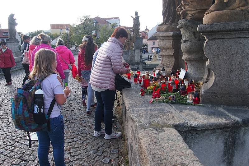 Celostátní akce Papučový den v Písku. Papučový řetěz na Kamenném mostě.