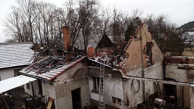 Oheň rodinný dům v obci Nemějice na Písecku 3. prosince 2021 kompletně zničil.