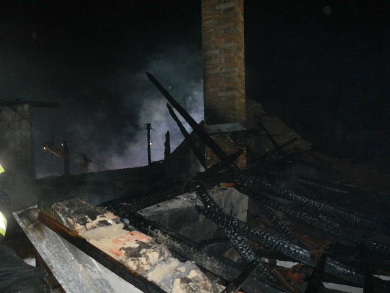 Oheň se rozšířil z dílny na obytnou část domu.