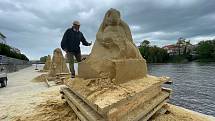 Akademický sochař Josef Faltus při práci, lidé mu prý často závidí "hraní" s pískem.