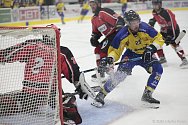 Hokejisté Milevska (ve žlutomodrém) v úvodním přípravném utkání porazili Strakonice 8:2.