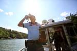 Policisté ze Zvíkovského Podhradí kontrolují lodivody přímo na hladině přehrady.