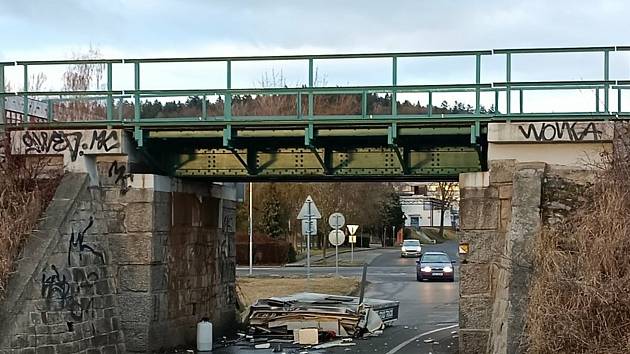 Nehoda řidičky dodávky pod mostem u Jitexu z uplynulé soboty 5. února.