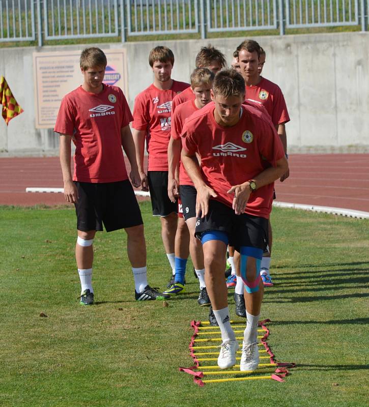 FOTBALISTÉ PÍSKU ZAHÁJILI PŘÍPRAVU NA NOVOU SEZONU VE TŘETÍ LIZE. Na snímku je vpředu kapitán Jakub Kalášek.