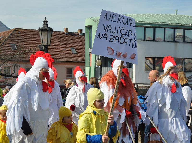 Ulicemi historického centra Písku prošel maškarní průvod.