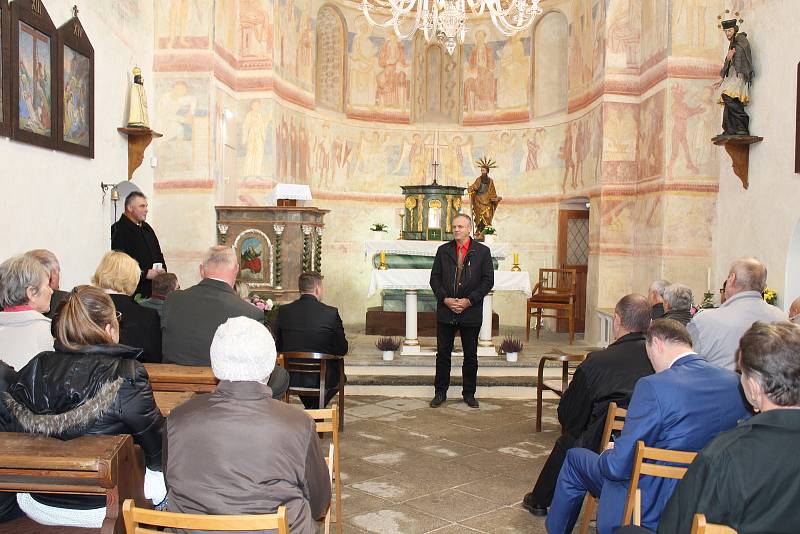 Kostel sv. Petra a Pavla v Albrechticích nad Vltavou.