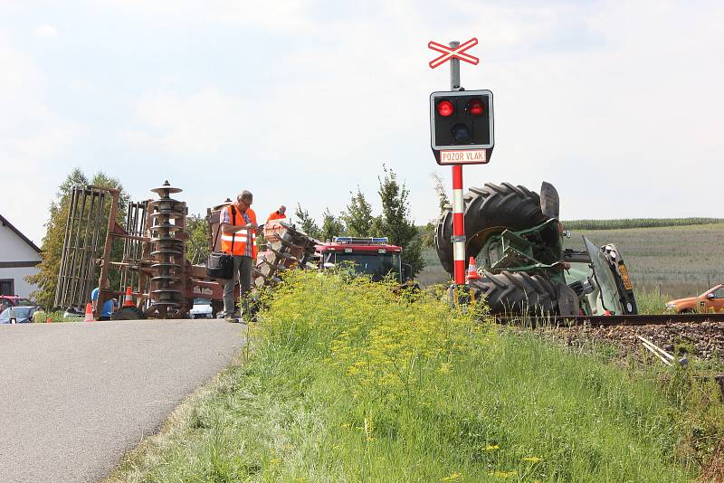 Nehoda na železničním přejezdu u Smrkovic v roce 2018. Při střetu traktoru s osobním vlakem se zranilo deset lidí.