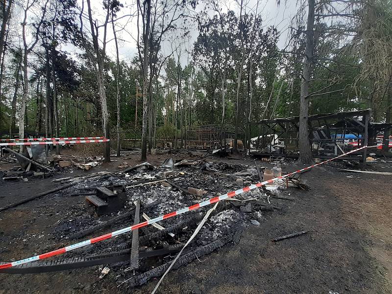 Požářiště v kempu u Orlické přehrady v úterý dopoledne.