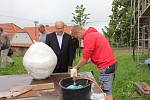 Kostel svatého Ondřeje v Radobytcích. Slavnostní instalování makovice s tubusem, ve kterém je odkaz pro další generace, na novou báň kostelní věže.