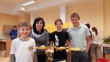 2. ZŠ J. A. Komenského v MIlevsku připravila náhradní program pro žáky v době stávky. Druhý stupeň měl vaření nebo  Den naruby, kdy byli žáci v roli učitele.