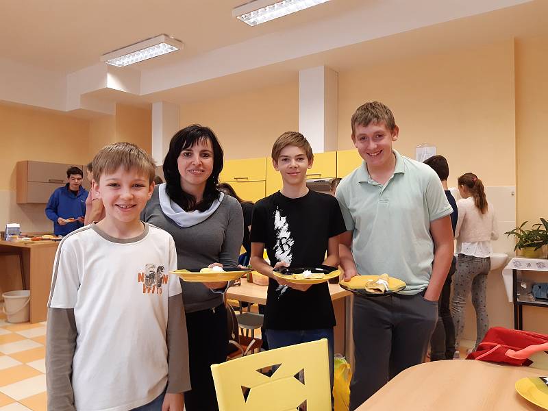 2. ZŠ J. A. Komenského v MIlevsku připravila náhradní program pro žáky v době stávky. Druhý stupeň měl vaření nebo  Den naruby, kdy byli žáci v roli učitele.