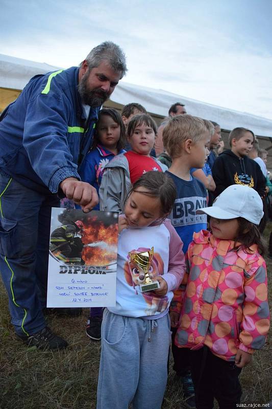 Dětská noční soutěž hasičů o pytel bonbonů.