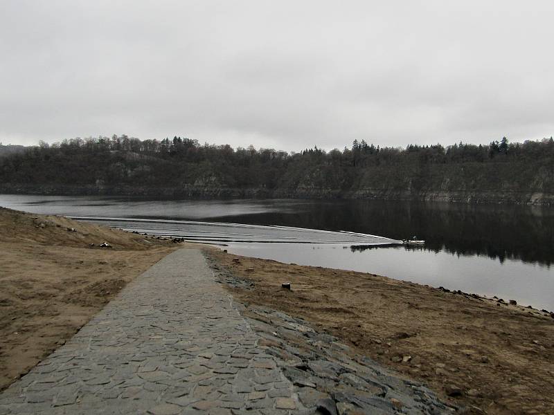 Přehrada Orlík bez vody u mariny a v podzámčí v sobotu 3. prosince 2022