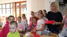 Žáci z Tylovky tvořili s klienty Diakonie Blanka velikonoční výzdobu.