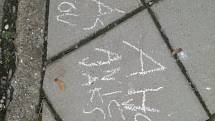 Žáci ze ZŠ Tylova v Písku píší svým spolužákům vzkazy na chodník.
