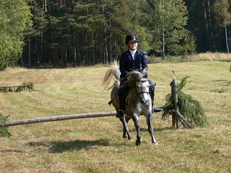 Nedělní Hubertovou jízdou zakončili v Líšnici jezdeckou sezonu. 