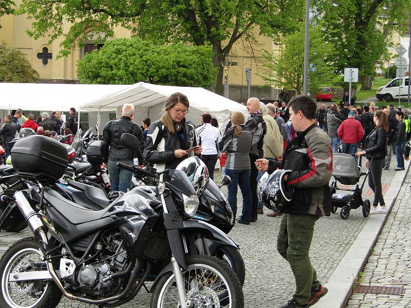 V pořadí 13. ročník Setkání motorkářů v Milevsku se uskutečnil v sobotu 7. května. Nechyběla tradiční modlitba v Kostele sv. Bartoloměje a žehnání mašinám na náměstí E. Beneše i společná vyjížďka na Zvíkov.