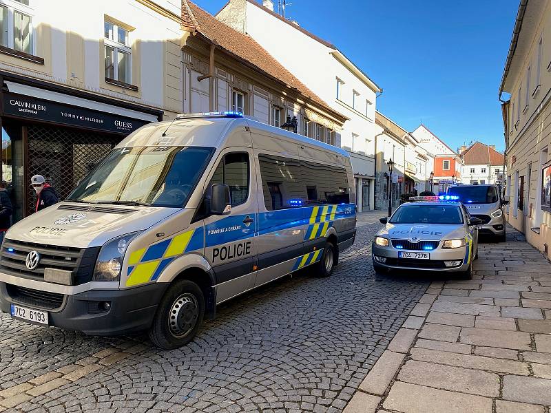 V sobotu 6. 3. odpoledne lidé v Písku protestovali proti vládním opatřením omezujícím volný pohyb občanů.