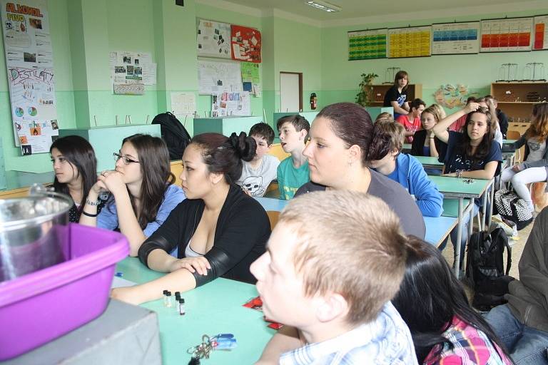 HODINA byla rozdělena do tří částí: vůně a zápach, světlo a tma a teplo a chlad.