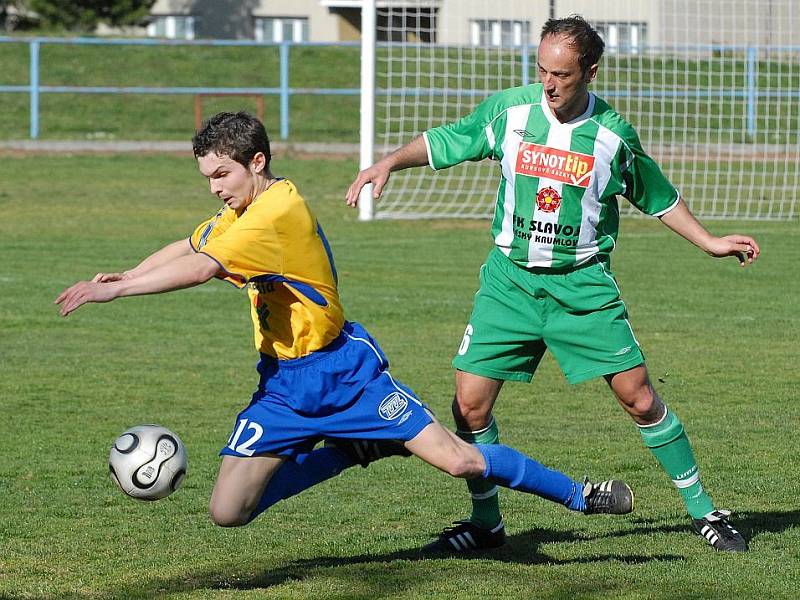 Hostující Štych (vpravo)  fauluje domácího Komárka v nedělním utkání krajského přeboru v kopané, ve kterém celek FC ZVVZ porazil na svém hřišti mužstvo  FK Český Krumlov 1:0. 