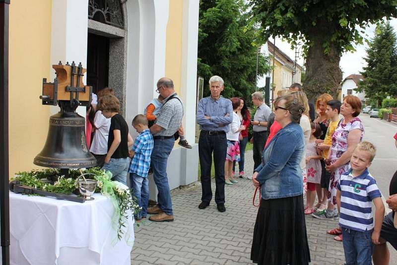 Kaple dostala nový zvon a historický zaujal místo na hradě Zvíkov.