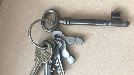 Poznáváte tyto klíče? Ozvěte se policii.