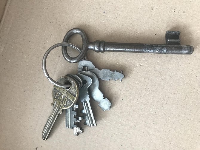 Poznáváte tyto klíče? Ozvěte se policii.