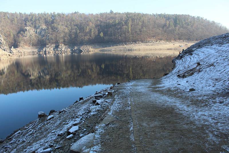 V roce 2020 byla hladina Orlické přehrady tak nízko, že bylo možné pozorovat objekty a pozůstatky z výstavby nádrže, které nikdo nespatřil desítky let.