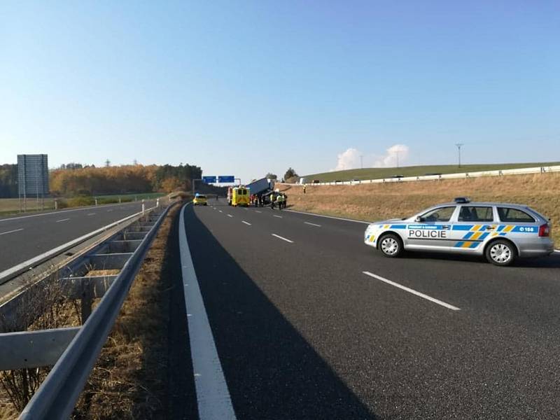 Závažná dopravní nehoda se stala za Pískem směrem na Prahu u obce Chlaponice. Řidič nákladního au