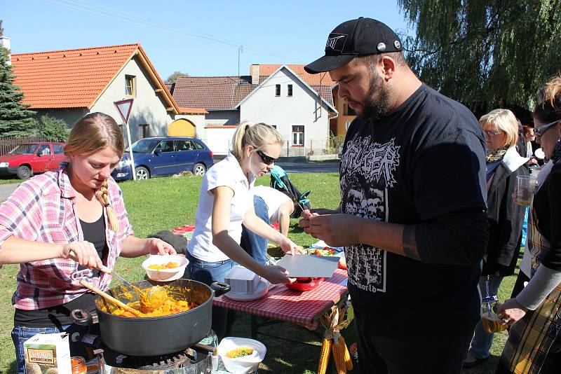 Sousedské setkání neboli Jídlobraní v Kovářově.