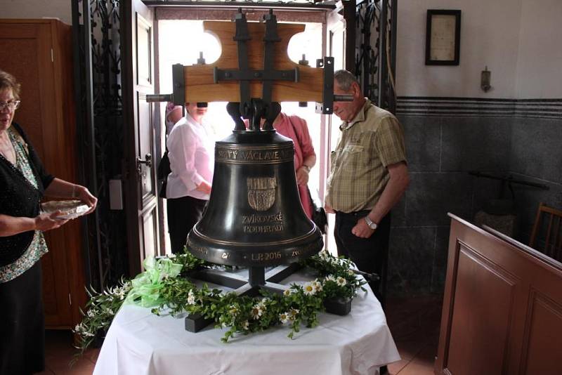 Kaple dostala nový zvon a historický zaujal místo na hradě Zvíkov.