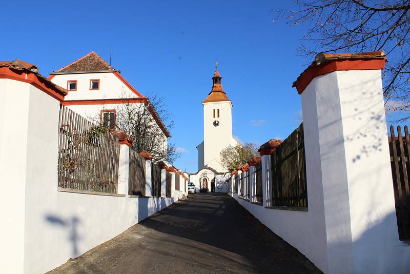 Kostel sv. Petra a Pavla v Albrechticích nad Vltavou.