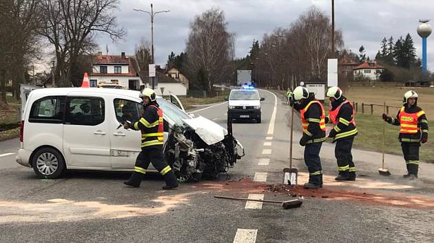 Při dopravní nehodě u Starého Sedla nedal pravděpodobně autobus přednost osobnímu autu. Celkem zraněné 4 lidé, 2 těžce a 2 lehce.