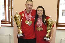 Sourozenci Jiří Marek a Kateřina Marková  s medailemi a poháry, které vybojovali na mistrovství světa juniorů v rybolovné technice v Chorvatsku. 