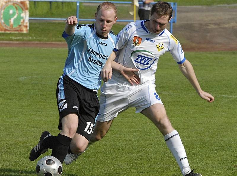 Na snímku domácí Kosobud (vpravo) bojuje o míč s Kromkou v utkání krajského fotbalového přeboru, ve kterém Milevsko remizovalo s Dražicemi 1:1.