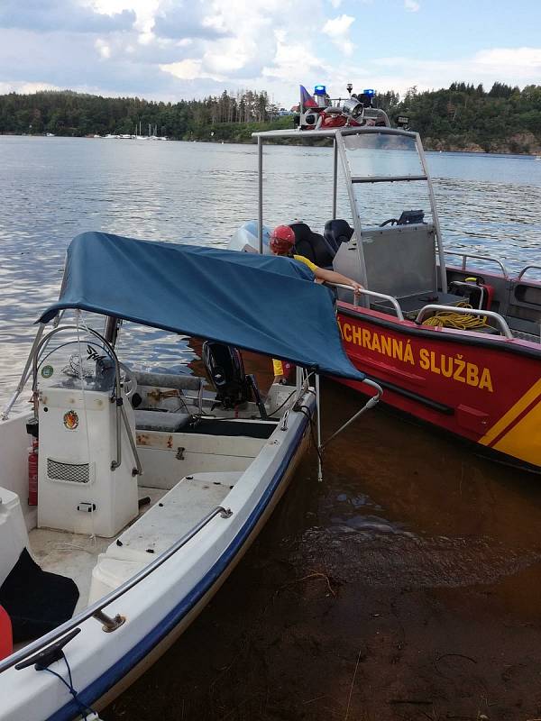 Záchranná akce hasičů na Orlické přehradě u Kožlí, kde se převrátila loď a hledaly se dvě osoby.