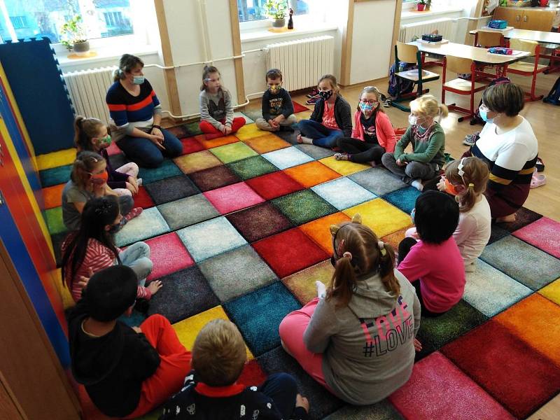 Také děti z 1. a 2. třídy v ZŠ v Mirovicích mohly ve středu 18. listopadu usednout zpět do lavic.