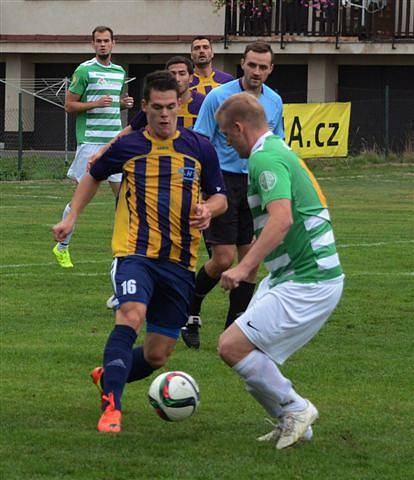 ČÍŽOVÁ PROHRÁLA DOMA S DOUBRAVKOU 0:2. Fotbalisté divizní Čížové (v zeleno-bílém) inkasovali v každém poločase po jedné brance.