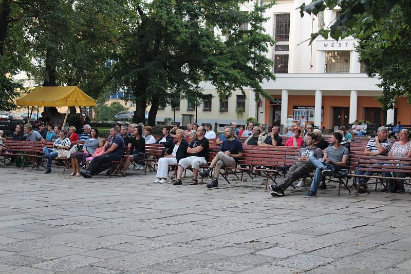 Brigita Cmuntová a Štěpán Klouček vystoupili v Palackého sadech v Písku.