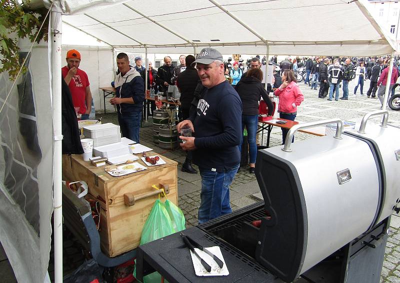 V pořadí 13. ročník Setkání motorkářů v Milevsku se uskutečnil v sobotu 7. května. Nechyběla tradiční modlitba v Kostele sv. Bartoloměje a žehnání mašinám na náměstí E. Beneše i společná vyjížďka na Zvíkov.