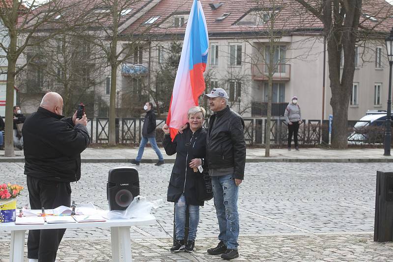 Série demonstrací proti covidovým opatřením a nouzovému stavu pokračovala v sobotu 27. 3. v Písku. Jejím svolavatelem byl Jiří Machač. Účastníků bylo poskrovnu.