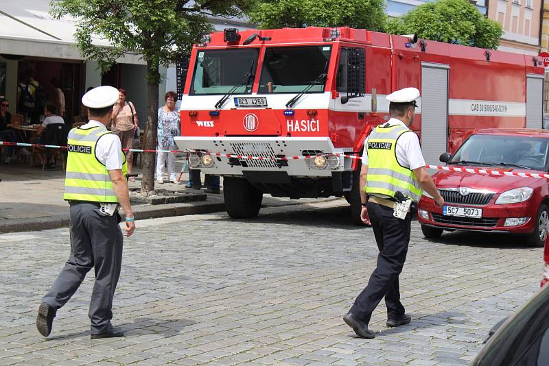 Policisté a hasiči hledají anonymem nahlášenou bombu v budově soudu na píseckém náměstí.